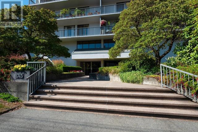 501 - 1745 Esquimalt Avenue, Condo with 2 bedrooms, 2 bathrooms and 2 parking in West Vancouver BC | Image 2