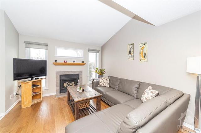 95 Gray Crescent, Townhouse with 3 bedrooms, 3 bathrooms and 3 parking in Ottawa ON | Image 6