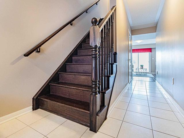 81 Vanhorne Clse, House attached with 3 bedrooms, 4 bathrooms and 2 parking in Brampton ON | Image 3