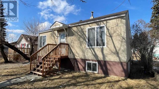 814 - 10 St., House detached with 3 bedrooms, 2 bathrooms and 4 parking in Wainwright AB | Image 2