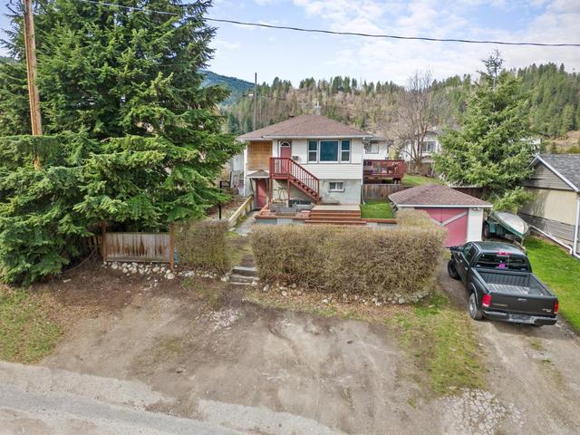 632 10th Avenue, House detached with 3 bedrooms, 2 bathrooms and 6 parking in Castlegar BC | Image 2