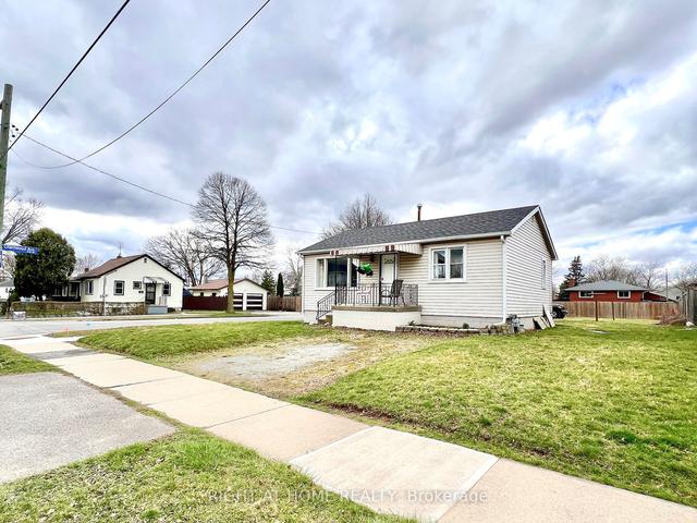 6241 Montrose Rd N, House detached with 2 bedrooms, 2 bathrooms and 4 parking in Niagara Falls ON | Image 1