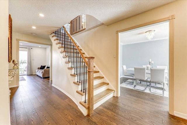12 Parsborough Crt, House detached with 4 bedrooms, 4 bathrooms and 7 parking in Toronto ON | Image 39
