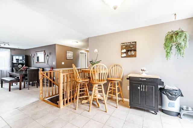 39 Canary Reed Crt, House detached with 3 bedrooms, 2 bathrooms and 3 parking in Barrie ON | Image 4