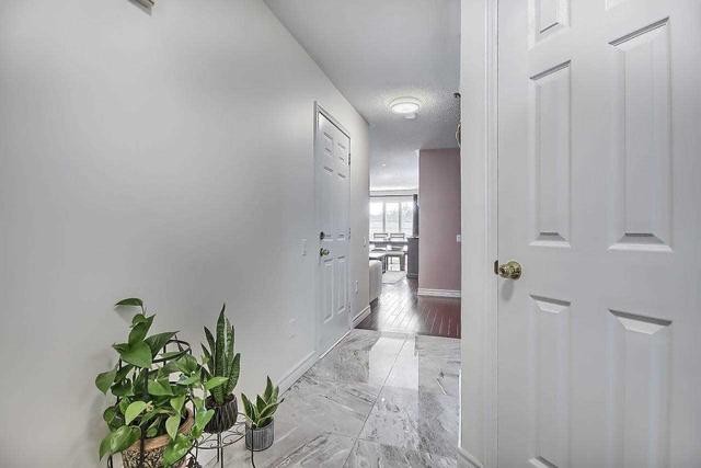 35h View Green Cres, House attached with 3 bedrooms, 4 bathrooms and 4 parking in Toronto ON | Image 40