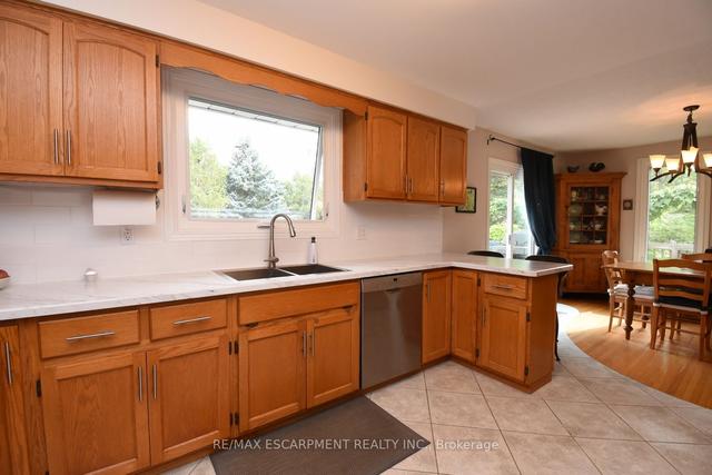 18 Ilona Crt, House detached with 3 bedrooms, 2 bathrooms and 5 parking in Brantford ON | Image 3