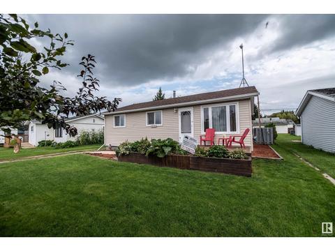 4527 47 St, House detached with 2 bedrooms, 1 bathrooms and null parking in Alberta Beach AB | Card Image