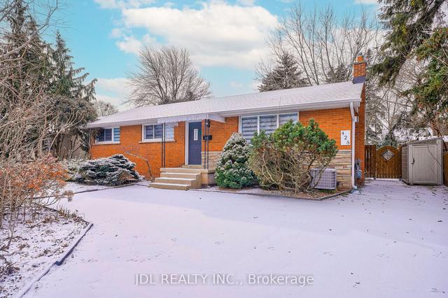 428 Henderson Rd, House detached with 3 bedrooms, 2 bathrooms and 5 parking in Burlington ON | Image 1