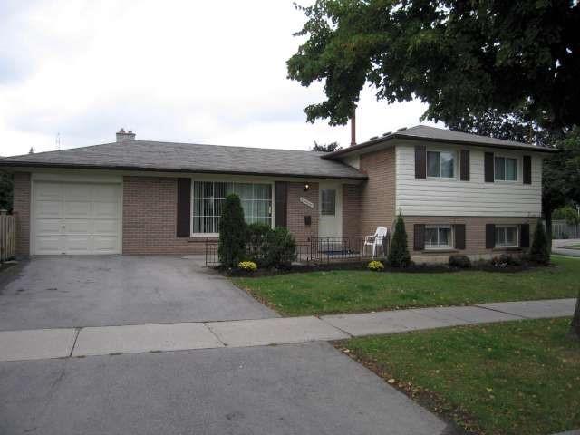 2 Lesgay Cres, House detached with 3 bedrooms, 2 bathrooms and 4 parking in Toronto ON | Image 2