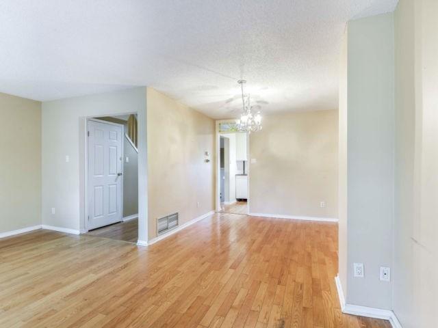 107 Moregate Cres, Townhouse with 3 bedrooms, 2 bathrooms and 1 parking in Brampton ON | Image 7