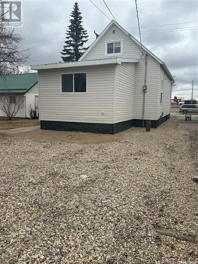 1005 94th Avenue, House detached with 3 bedrooms, 2 bathrooms and null parking in Tisdale SK | Image 2