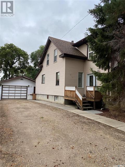 214 7th Avenue W, House detached with 3 bedrooms, 4 bathrooms and null parking in Rosetown SK | Card Image