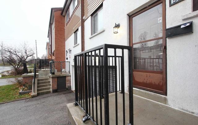 53 Moregate Cres, Townhouse with 3 bedrooms, 2 bathrooms and 1 parking in Brampton ON | Image 3