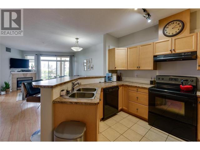542 - 1088 Sunset Drive, Condo with 2 bedrooms, 2 bathrooms and 1 parking in Kelowna BC | Image 2