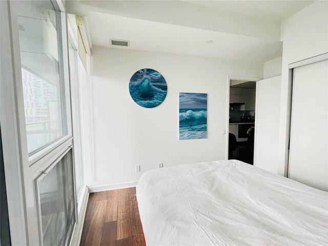 911 - 90 Queens Wharf Rd, Condo with 1 bedrooms, 1 bathrooms and 1 parking in Toronto ON | Image 4
