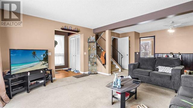 300 Berwick Drive Nw, House detached with 4 bedrooms, 1 bathrooms and 1 parking in Calgary AB | Image 9