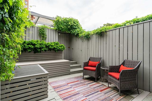 95 Walnut Ave, House semidetached with 2 bedrooms, 3 bathrooms and 1 parking in Toronto ON | Image 27