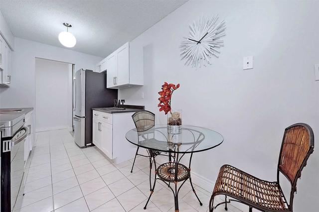 801 - 40 Chichester Pl, Condo with 3 bedrooms, 2 bathrooms and 1 parking in Toronto ON | Image 3