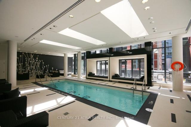 1212 - 770 Bay St, Condo with 2 bedrooms, 2 bathrooms and 1 parking in Toronto ON | Image 10