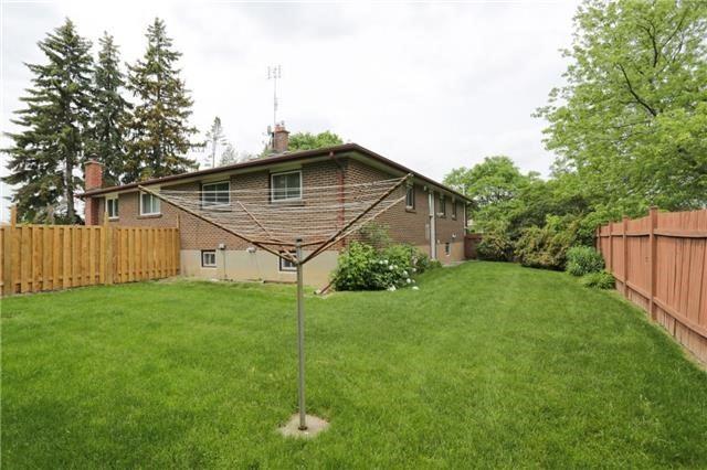 1316 Erinmore Dr, House semidetached with 3 bedrooms, 2 bathrooms and 3 parking in Mississauga ON | Image 10