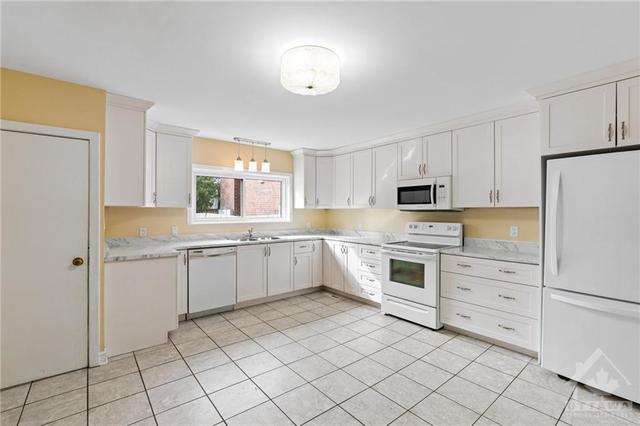 1138 Tighe Street, House detached with 3 bedrooms, 2 bathrooms and 4 parking in Ottawa ON | Image 12