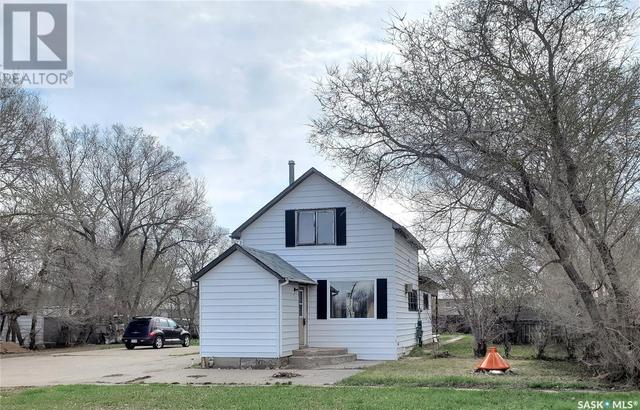 321 1st Street W, House detached with 2 bedrooms, 2 bathrooms and null parking in Ponteix SK | Image 1
