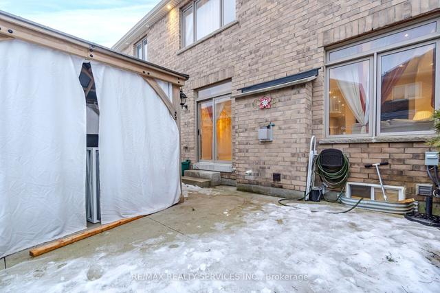 22 Yellowknife Rd N, House attached with 4 bedrooms, 4 bathrooms and 4 parking in Brampton ON | Image 33