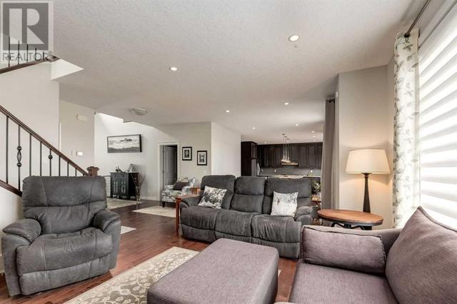 68 Westland Crescent Sw, House detached with 3 bedrooms, 3 bathrooms and 4 parking in Calgary AB | Image 2