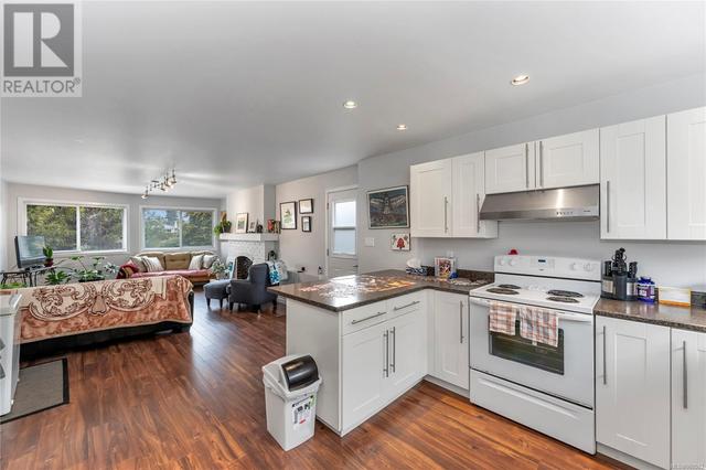 4261 Thornhill Cres, House detached with 5 bedrooms, 3 bathrooms and 6 parking in Saanich BC | Image 28
