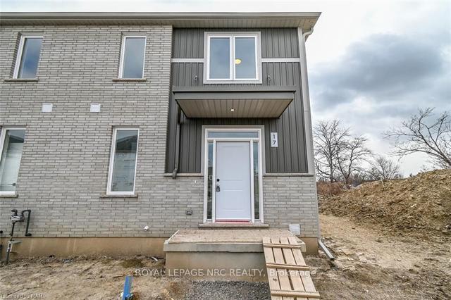 17 - 121a Moffatt St, House attached with 3 bedrooms, 3 bathrooms and 1 parking in St. Catharines ON | Image 1