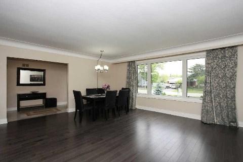 1056 Churchill Ave, House detached with 4 bedrooms, 3 bathrooms and 4 parking in Oakville ON | Image 4