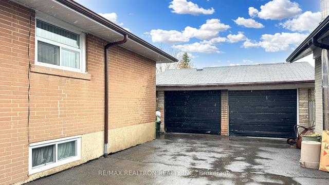 25 Mid Pines Rd, House detached with 3 bedrooms, 2 bathrooms and 4 parking in Toronto ON | Image 23