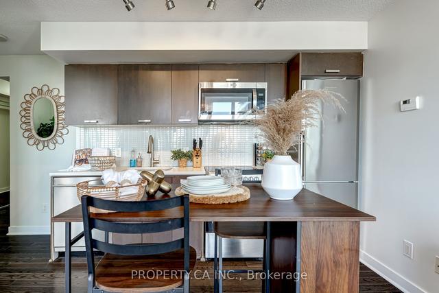 1402 - 295 Adelaide St W, Condo with 2 bedrooms, 2 bathrooms and 1 parking in Toronto ON | Image 1