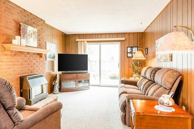 262 Cook St, House detached with 3 bedrooms, 2 bathrooms and 4 parking in Barrie ON | Image 2