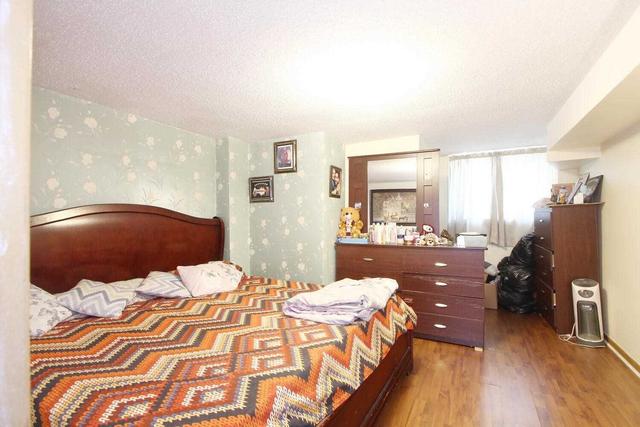 7056 Darcel Ave, House semidetached with 3 bedrooms, 2 bathrooms and 4 parking in Mississauga ON | Image 25