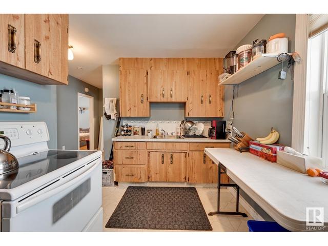 15906 106a Av Nw, House detached with 3 bedrooms, 2 bathrooms and null parking in Edmonton AB | Image 2