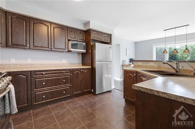 3640 Roger Stevens Drive, House detached with 3 bedrooms, 2 bathrooms and 8 parking in Ottawa ON | Image 6