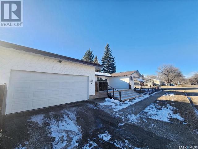 601 Centre Street, House detached with 4 bedrooms, 3 bathrooms and null parking in Assiniboia SK | Image 42