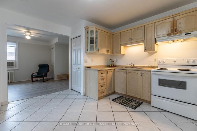 17 - 2 Vineland Ave, Condo with 2 bedrooms, 1 bathrooms and 1 parking in Hamilton ON | Image 4