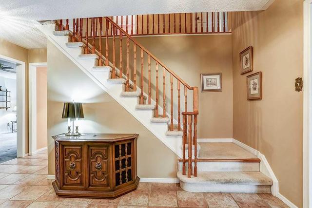 2377 Ravensthorpe Cres, House detached with 4 bedrooms, 3 bathrooms and 4 parking in Mississauga ON | Image 3