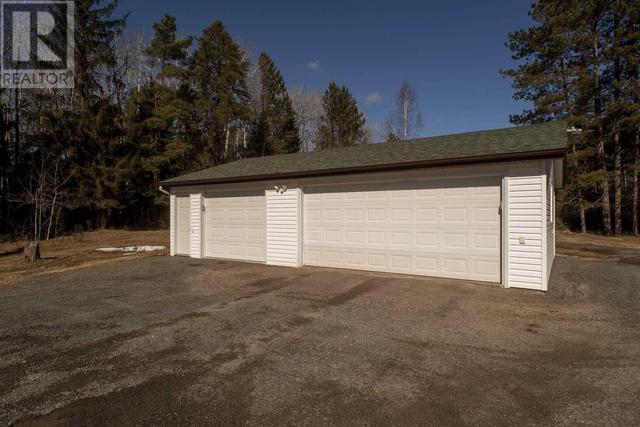 2135 Riverdale Road W, House detached with 5 bedrooms, 3 bathrooms and null parking in Thunder Bay ON | Image 2