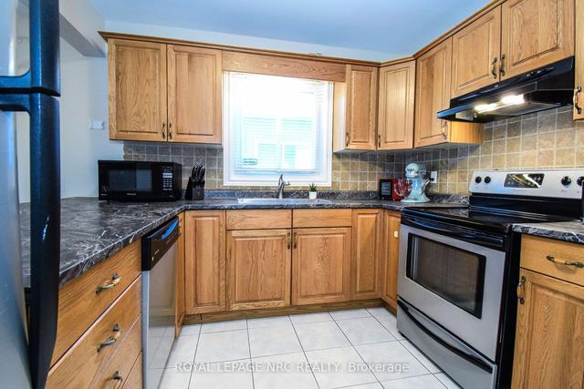 1072a Vansickle Rd N, House semidetached with 3 bedrooms, 3 bathrooms and 5 parking in St. Catharines ON | Image 4
