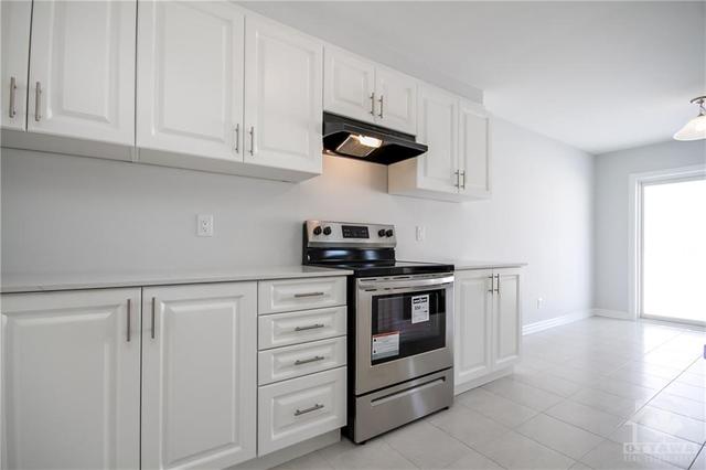 518 Roundleaf Way, Townhouse with 3 bedrooms, 3 bathrooms and 2 parking in Ottawa ON | Image 11