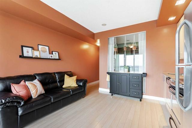 2422 - 165 Legion Rd N, Condo with 1 bedrooms, 1 bathrooms and 2 parking in Toronto ON | Image 3