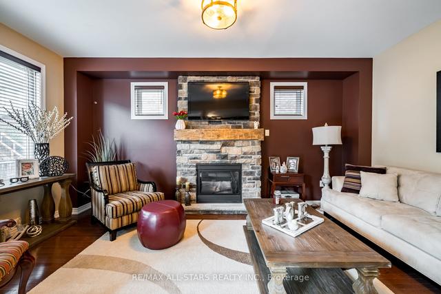 8 Strandmore Circ, House detached with 3 bedrooms, 3 bathrooms and 4 parking in Whitby ON | Image 3