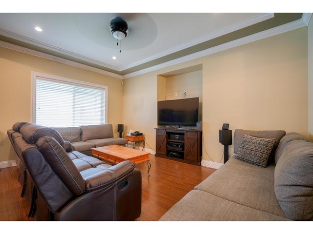 19247 68 Avenue, House detached with 5 bedrooms, 5 bathrooms and 2 parking in Surrey BC | Image 4