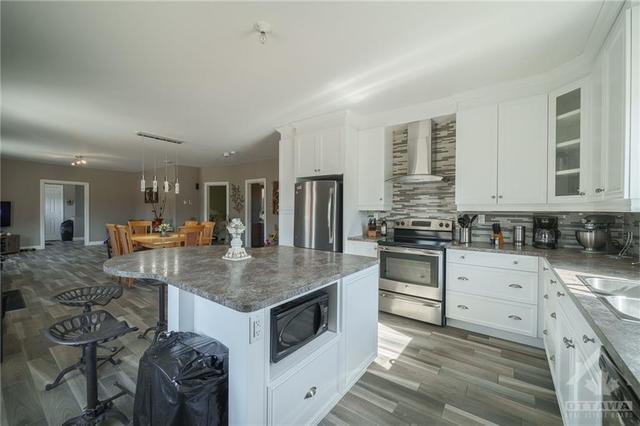 245 Concession 7 Road, House detached with 2 bedrooms, 3 bathrooms and 20 parking in Alfred and Plantagenet ON | Image 9