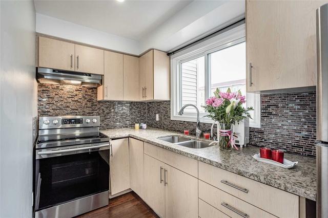 82 Enmount Dr, Townhouse with 3 bedrooms, 2 bathrooms and 2 parking in Brampton ON | Image 8