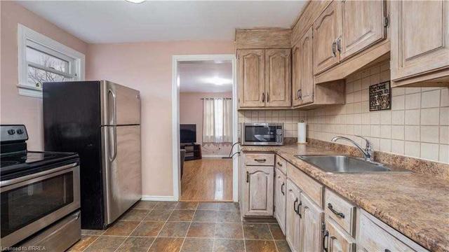 305 Darling St, House detached with 2 bedrooms, 2 bathrooms and 2 parking in Brantford ON | Image 5