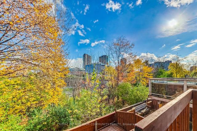 92 Dallimore Circ, House attached with 3 bedrooms, 4 bathrooms and 3 parking in Toronto ON | Image 9